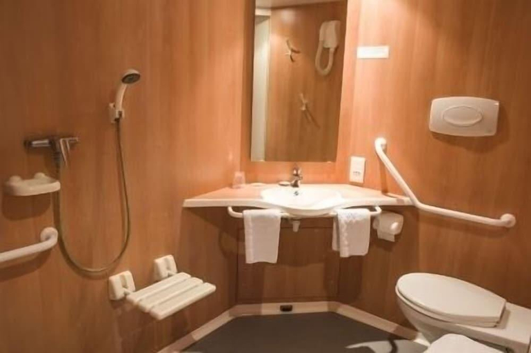 Bathroom 5, Hotel les Paturelles, Nord