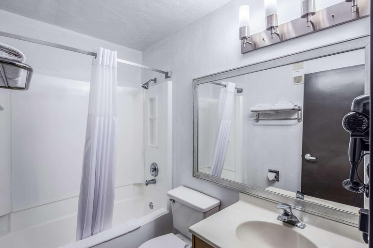 Bathroom 4, Quality Inn Moses Lake, Grant