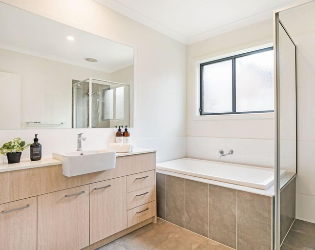 Bathroom, Kozyguru | Greenvale | Charming 7 Bed House, Melbourne