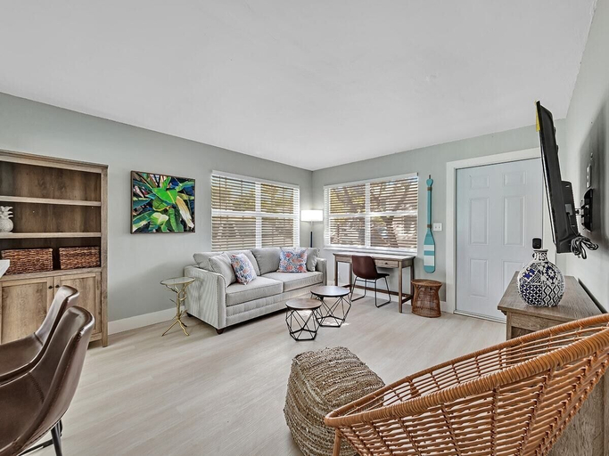 Others 4, Beachside 1BR Apt Walk to Hollywood & Dania Beach, Broward