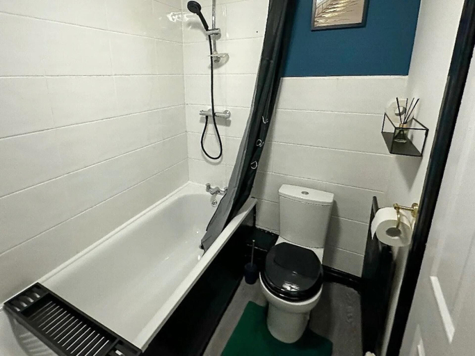 Bathroom 4, 2-bed - Sleeps 4 - Pet Friendly & Free Parking, Bolton