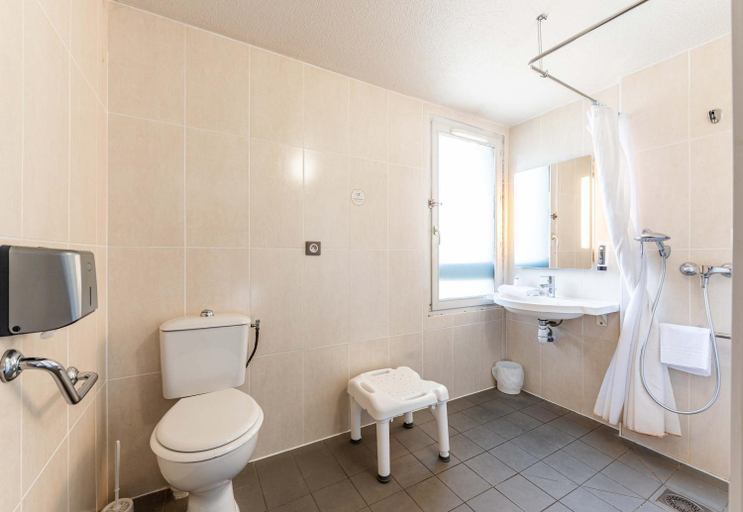 Bathroom 5, B&B HOTEL Chambery La Cassine, Savoie
