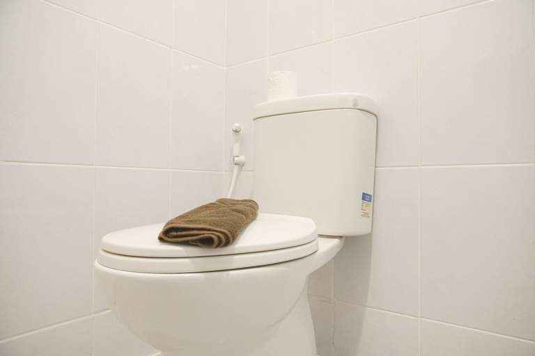 Bathroom 5, Comfy and Good 2BR Tokyo Riverside PIK 2 Apartment By Travelio, Tangerang