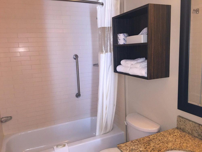 Bathroom 4, Quality Inn & Suites P.E. Trudeau Airport, Montréal
