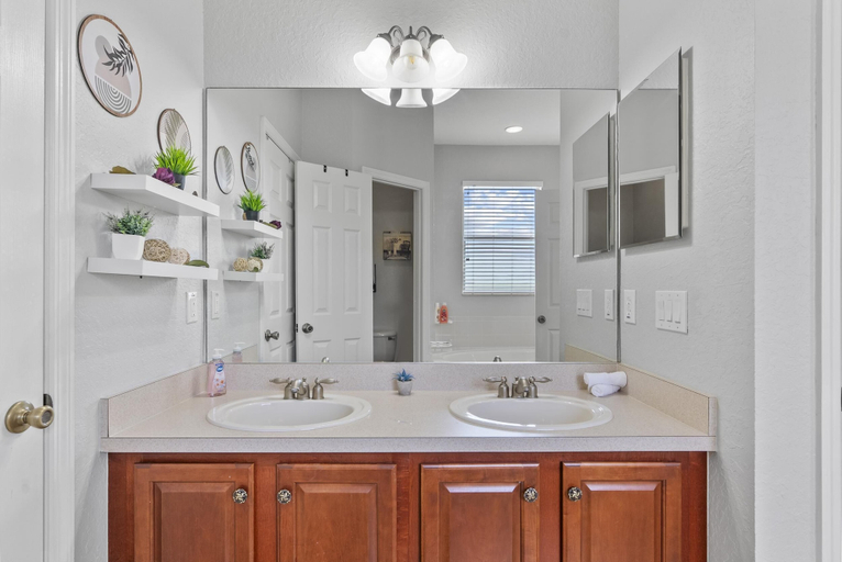 Bathroom 4, Trafalgar Resort Community Pool and Gym, Private Pool!, Osceola