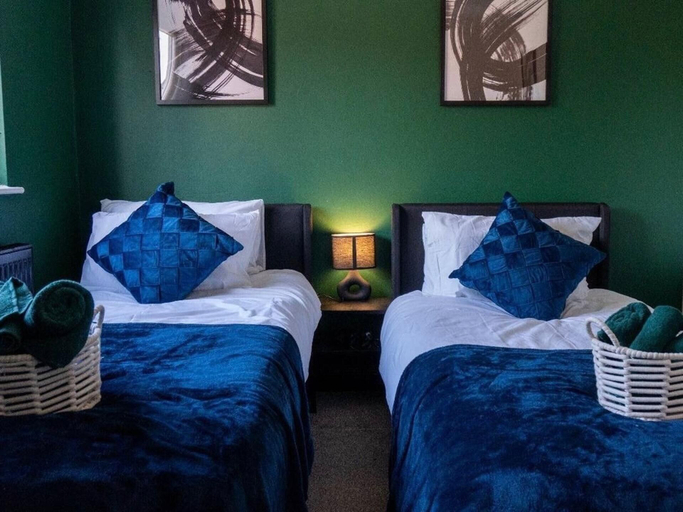 Room 5, 2-bed - Sleeps 4 - Pet Friendly & Free Parking, Bolton