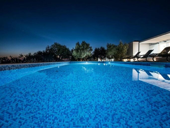 Sport & Beauty 4, Villa in Debeljak with Pool near the Sea, Sukošan