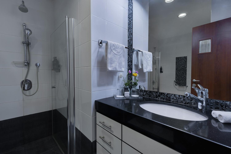 Bathroom, Kfar Maccabiah Hotel & Suites                                                                   