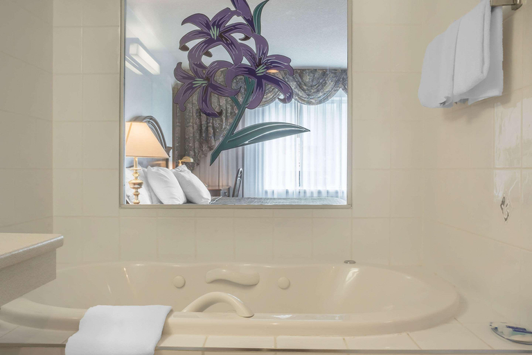 Bathroom 5, Rodeway Inn Fallsview, Niagara