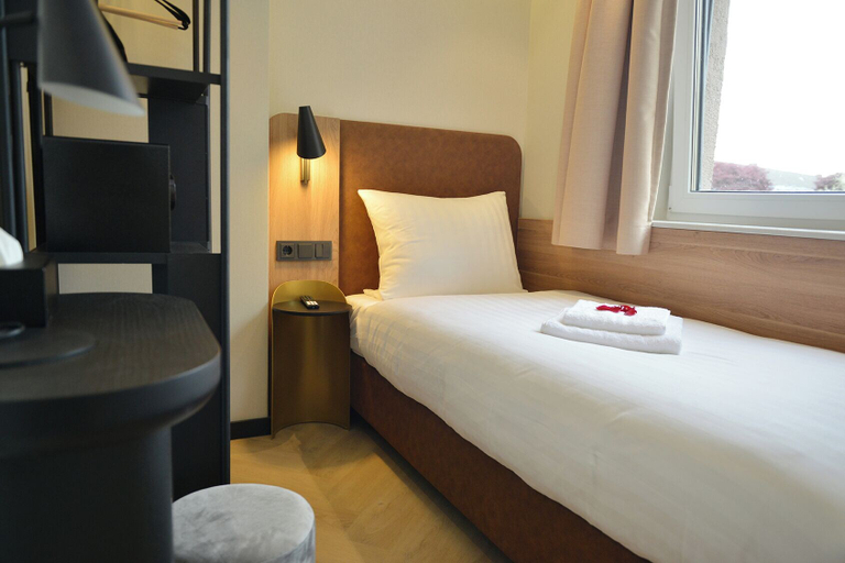 Bedroom 3, Day8 Hotel, Köln