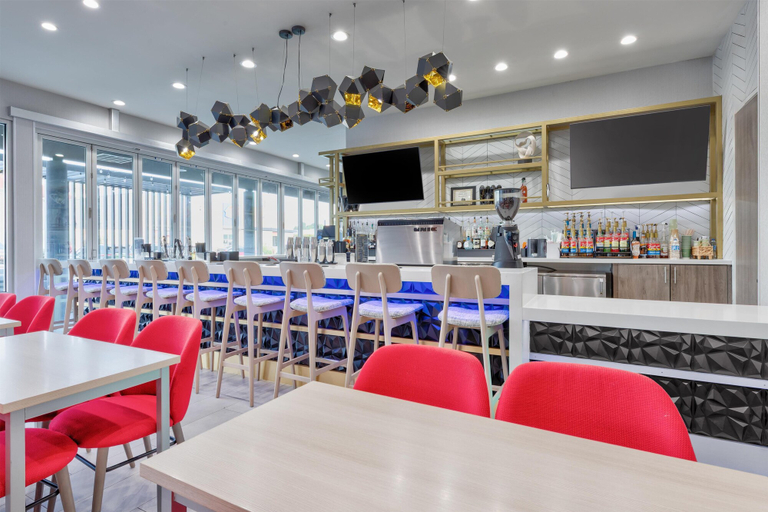 Food & Drinks 5, Home2 Suites by Hilton Paris, Lamar