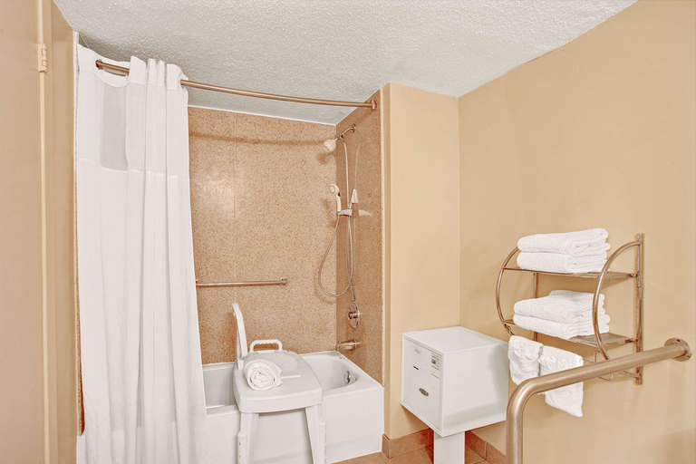 Bathroom 4, Days Inn by Wyndham Memphis at Graceland, Shelby