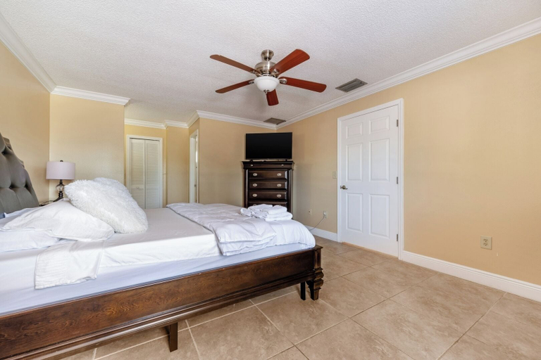 Bedroom, Renovated 3BR Dog Friendly Pond View W/D, Manatee