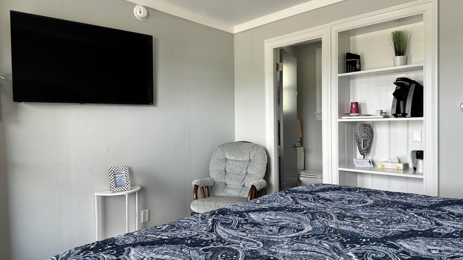 Bedroom 3, Mount Blue Motel, Franklin
