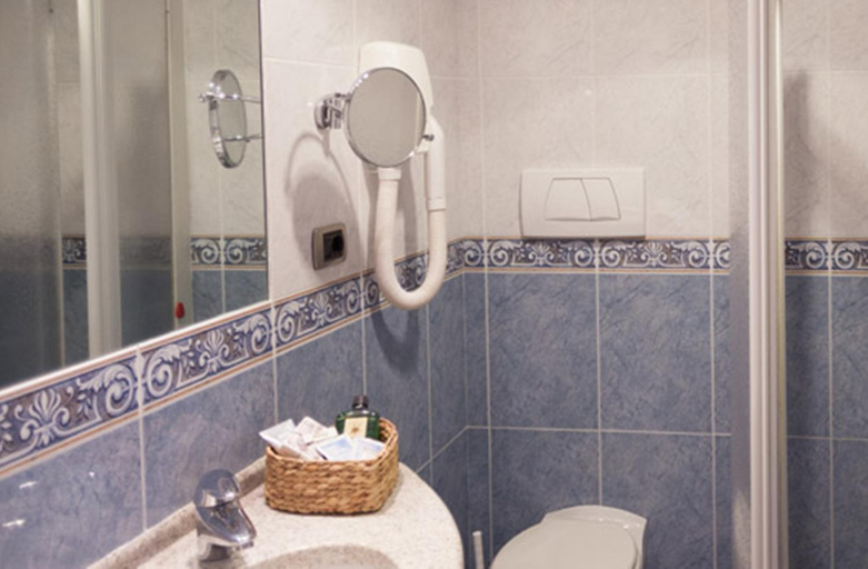 Bathroom 3, Hotel Bologna, Verona