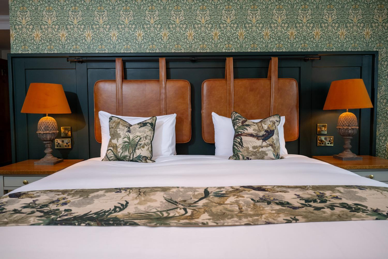 Bedroom 2, Wheatsheaf Hotel by Good Night Inns, Surrey