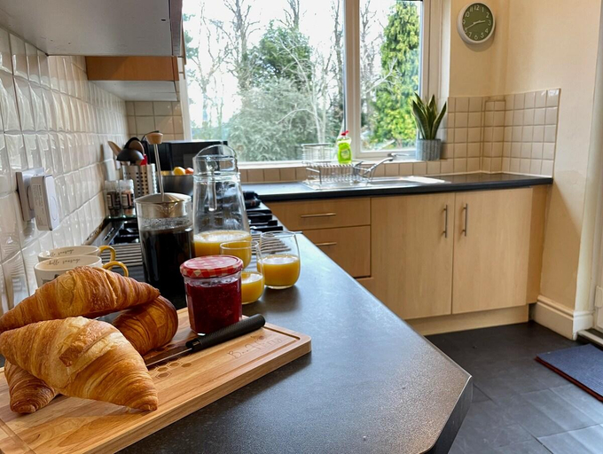 Food & Drinks 5, University View - Free Parking - Sleeps 8, Nottingham