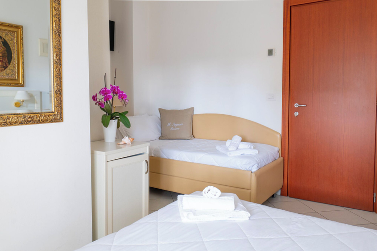 Bedroom 3, Hotel Negresco, Rimini