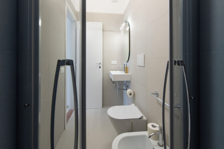 Bathroom 5, Hotel Albània, Lecce
