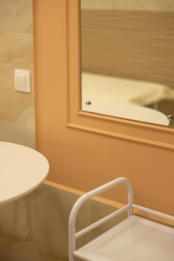 Bathroom 2, Медовии двір, Skolivs'kyi