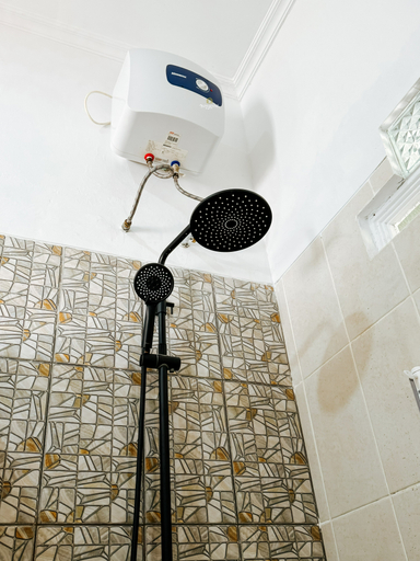 Bathroom 4, Green Hill Villa's by Nginapsini, Bogor