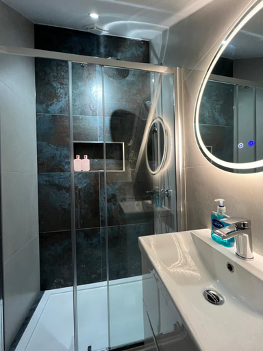 Bathroom 3, London Studios and Suites, London