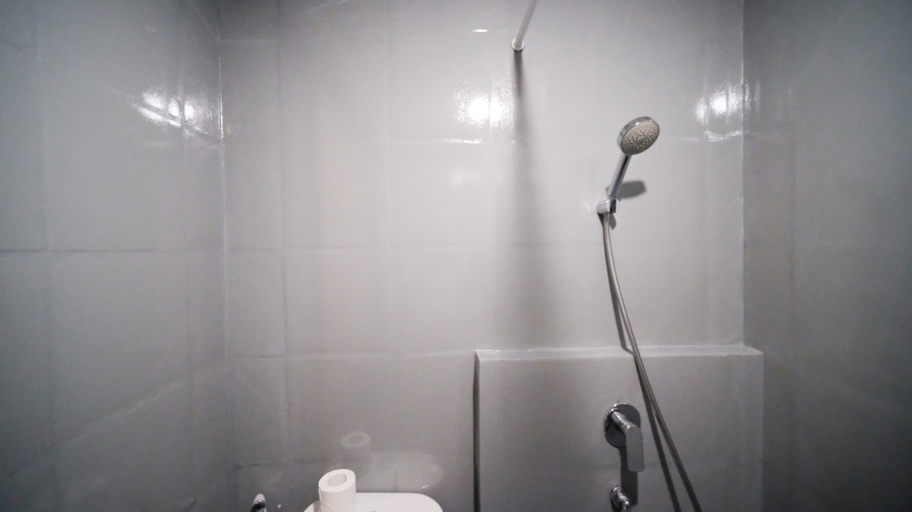 Bathroom 5, Homey and Warm Studio No Kitchen The City Square Surabaya Apartment By Travelio, Surabaya