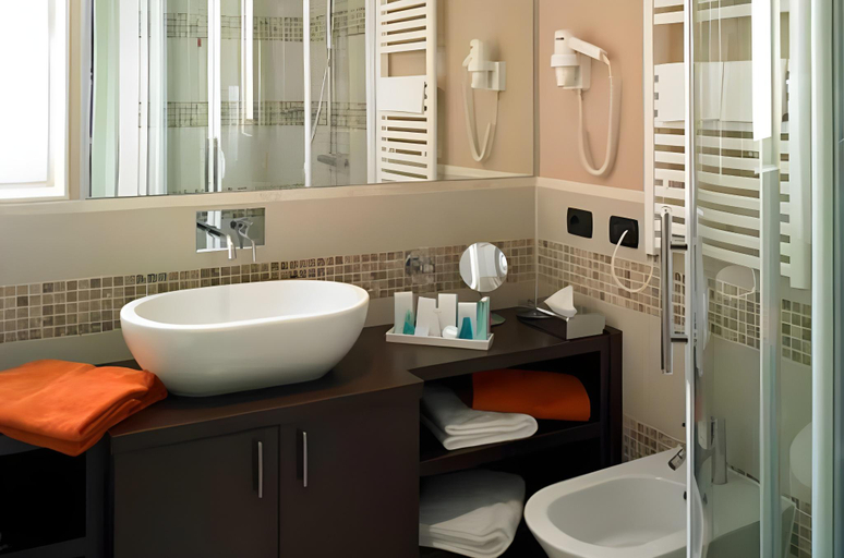 Bathroom 4, Lake Garda Resort, Brescia
