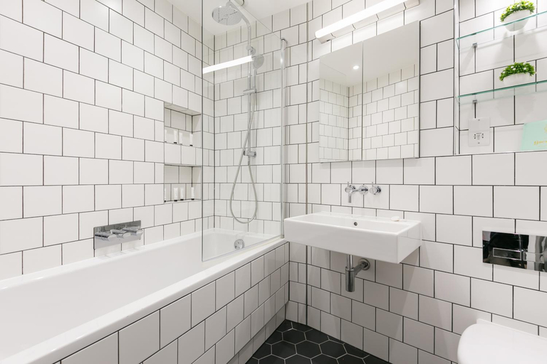 Bathroom 3, Urban Chic - Shaftesbury, London