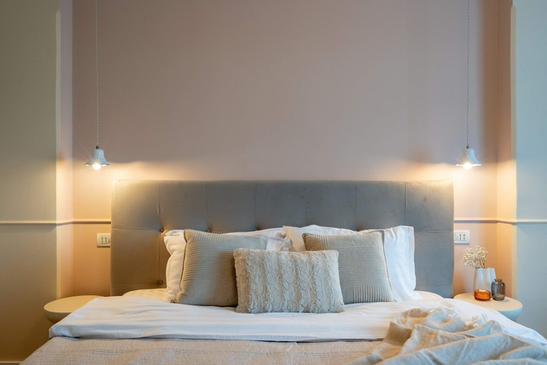 Room 5, Elegant 3BR Flat Steps From Romanian Athenaeum, Municipiul Bucuresti