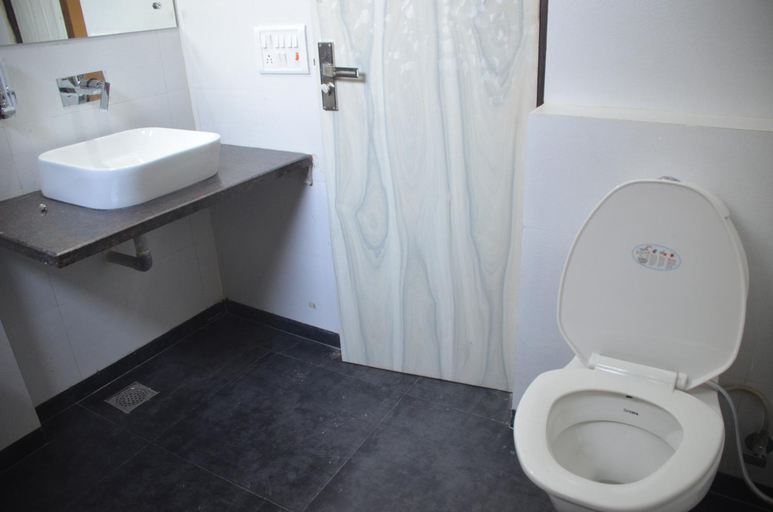 Bathroom 2, Goel Residency, Delhi