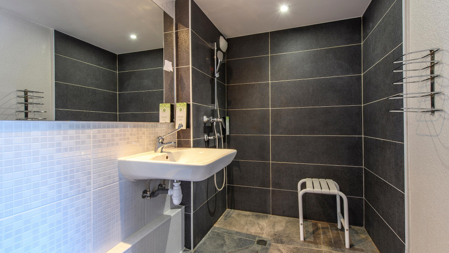 Bathroom 4, Campanile PRIME - Nîmes Centre, Gard