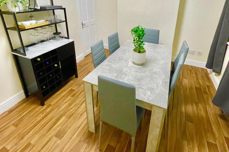 Dining 3, Chatham Home - Sleeps 6 - Close to Station - Wifi, Medway