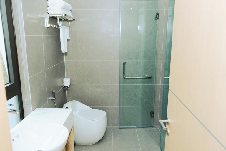 Bathroom 5, La Garden Hotel Van Don by Bayluxury, Vân Đồn