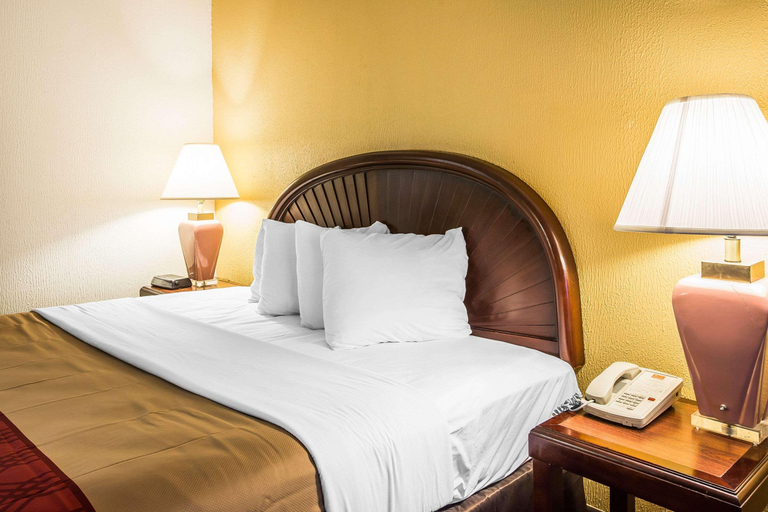 Bedroom 4, Rodeway Inn & Suites Carrollton, Carroll