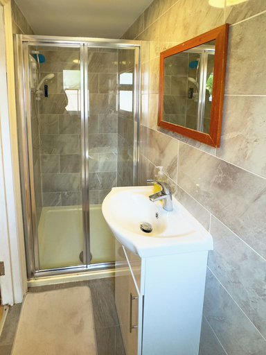 Bathroom 4, Heathrow Lodge B&B, London