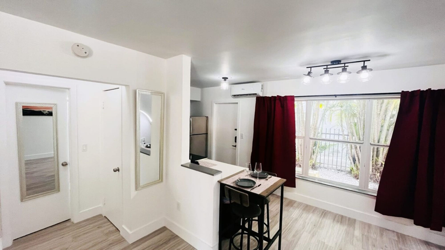Room 5, Upper East Side Renovated Studio Free Parking, Miami-Dade