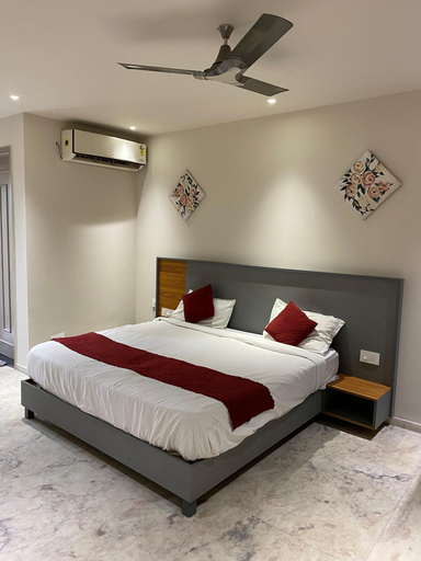 Bedroom, Raahgir Suites, Gautam Buddha Nagar