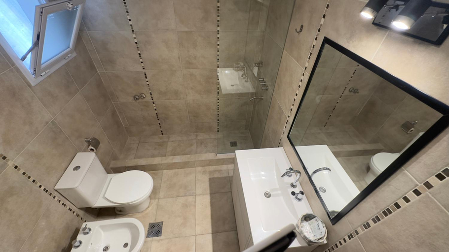 Others 2, Hotel Aceres, Capital