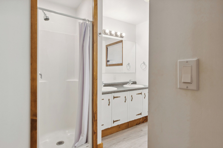 Bathroom, Birch View Chalets, Grey