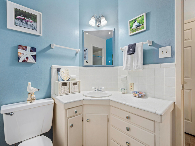 Bathroom 4, A Quiet Escape by Miss Kitty’s, Aransas