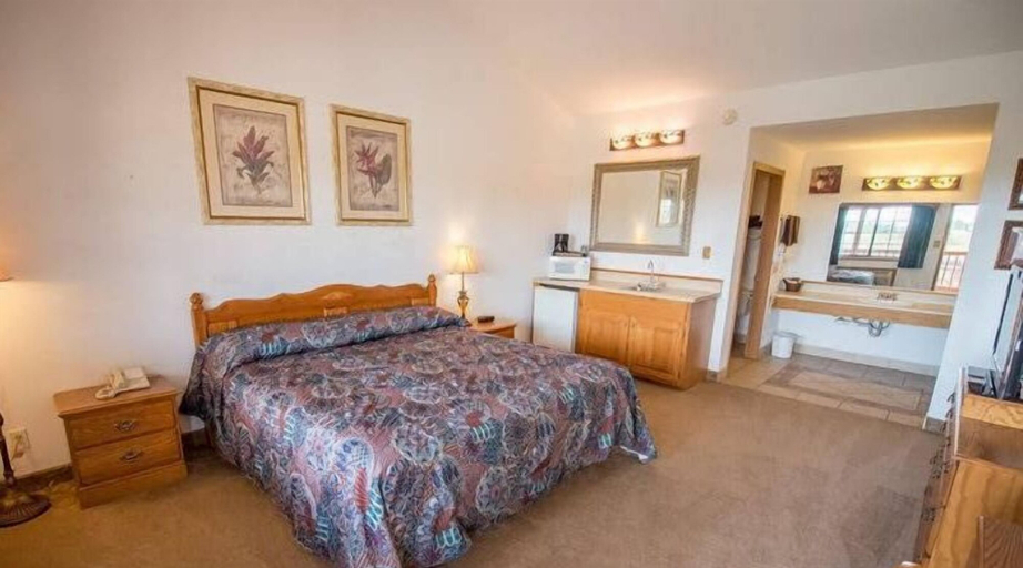 Bedroom 2, Bullwinkles Rustic Lodge, Butler