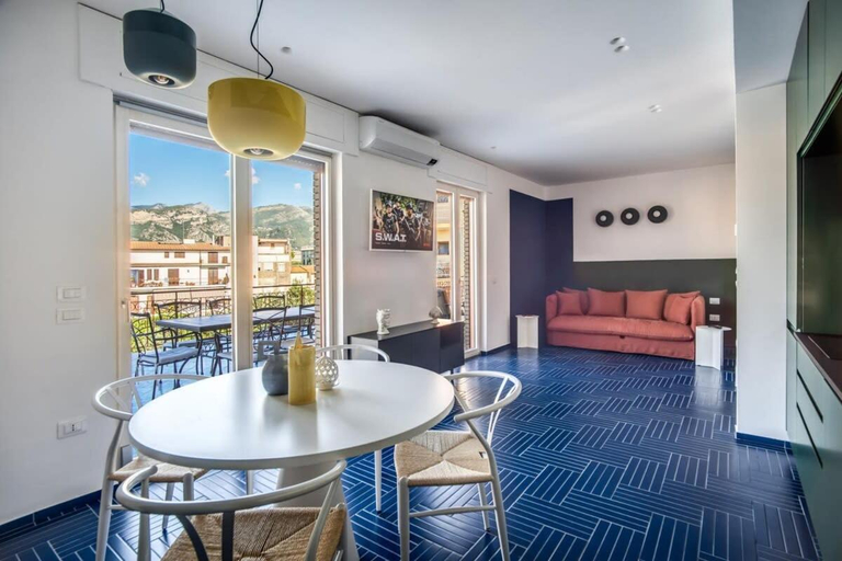 Facilities 4, Casa Crawford, Napoli
