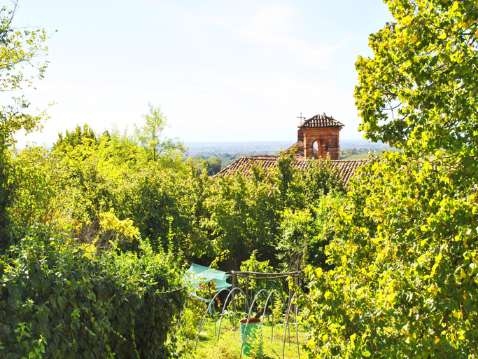 Others 5, Apartment in Casale with Panoramic Vineyard Views, Asti