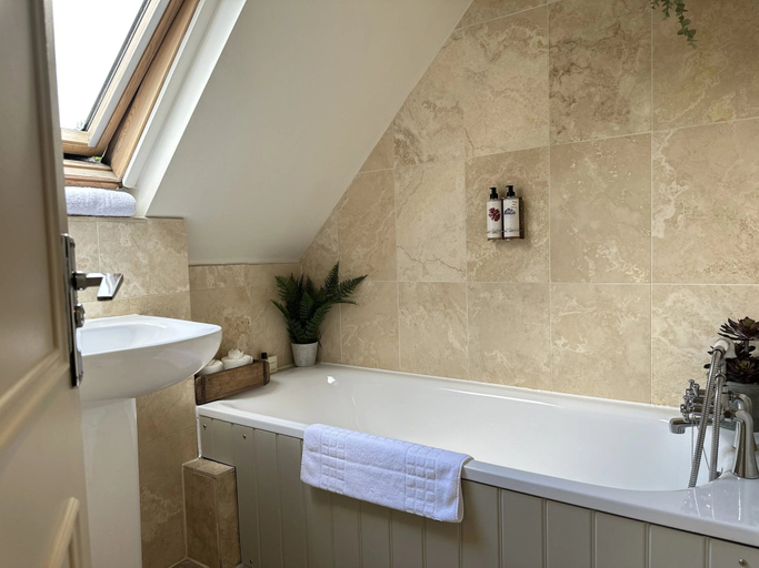 Bathroom 4, The White Horse, West Sussex
