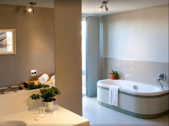Bathroom 2, Millys Restaurant and Chalets, Nkangala