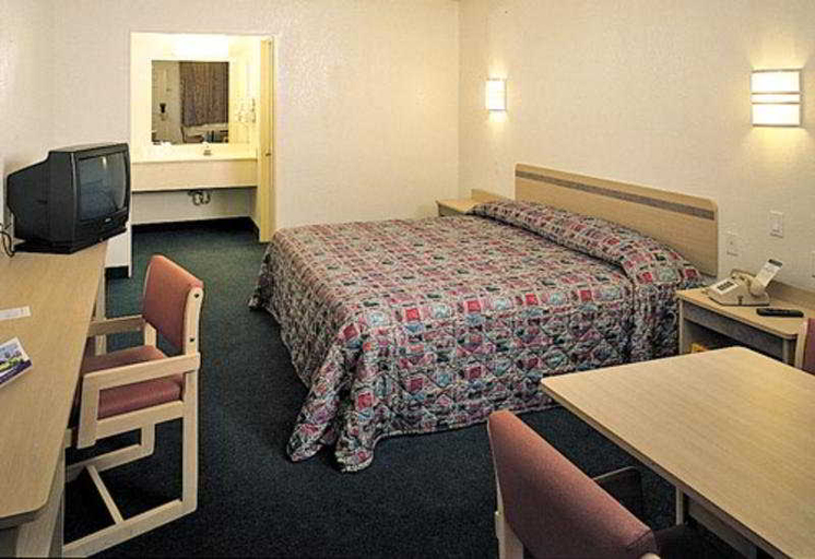 Bedroom 3, Rodeway Inn Sharonville - Cincinnati North, Cincinnati