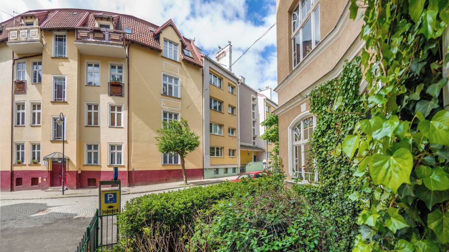 Exterior & Views