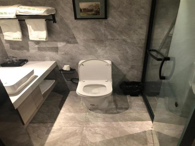Bathroom 2, GreenTree Inn Express Hotel Nantong Tongzhou Shigang Town, Nantong