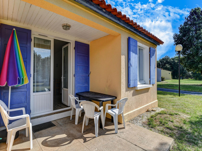 Others 2, Gite in a holiday park with pool, Charente-Maritime